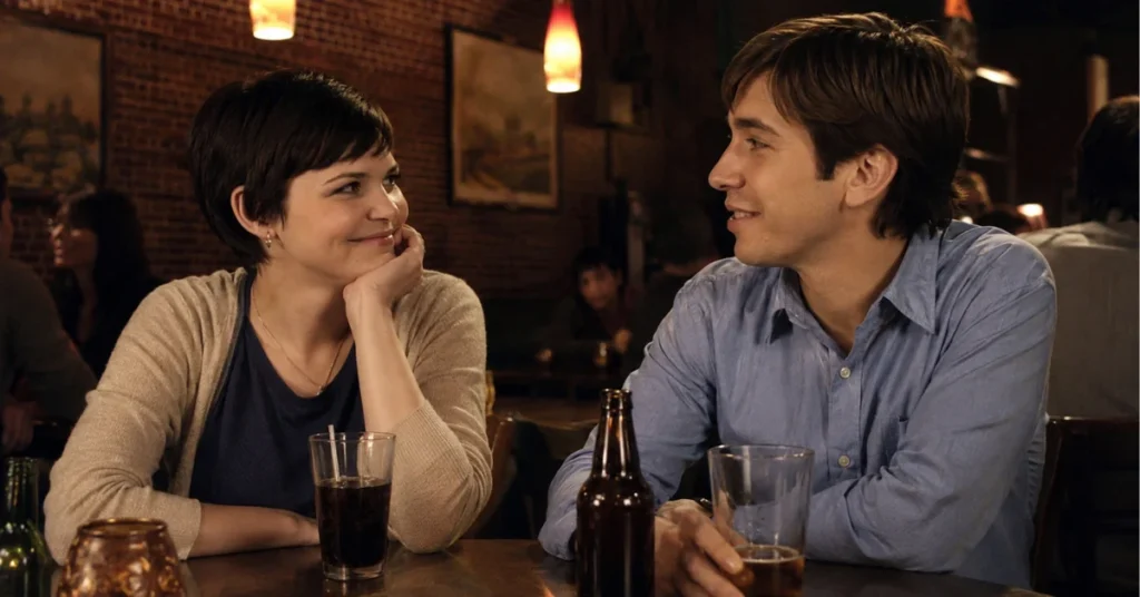 Ginnifer Goodwin as Gigi and Justin Long as Alex in a bar scene from He's Just Not That Into You (2009)