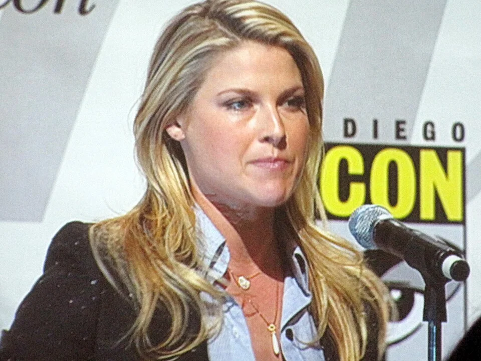 Ali Larter speaking at a San Diego Comic-Con panel