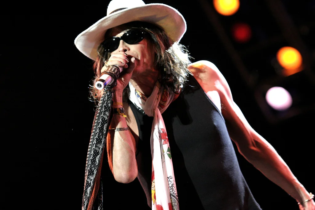 Steven Tyler singing into his scarf-covered microphone at a 2007 Aerosmith concert